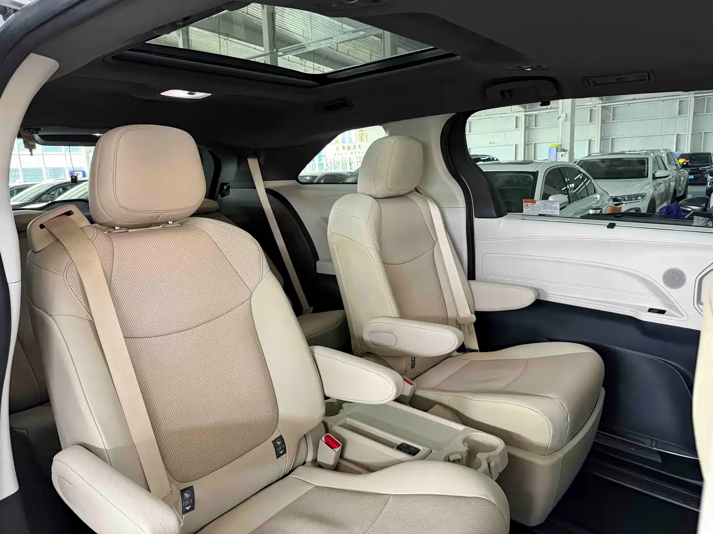 Toyota Granvia 2023 2.5L Hybrid Prestige PLUS Edition фото 17