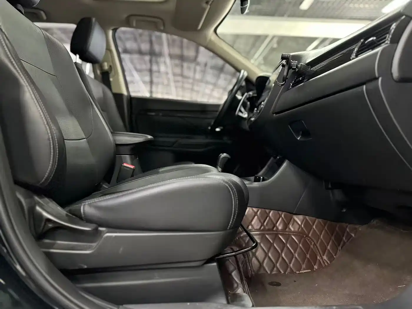 Mitsubishi Outlander 2016 2.4L 4WD Luxury Edition 7-seater фото 14
