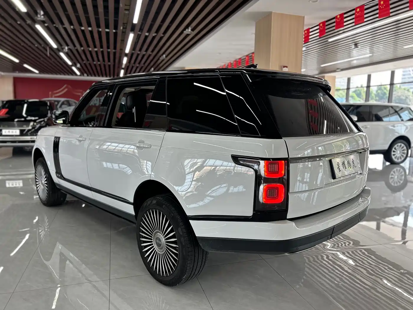 Land Rover Range Rover 2021 3.0 L6 Heritage Extended Classic Edition фото 30