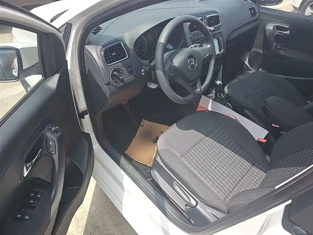 Volkswagen Polo 2014 1.4L Automatic Comfort Edition фото 12