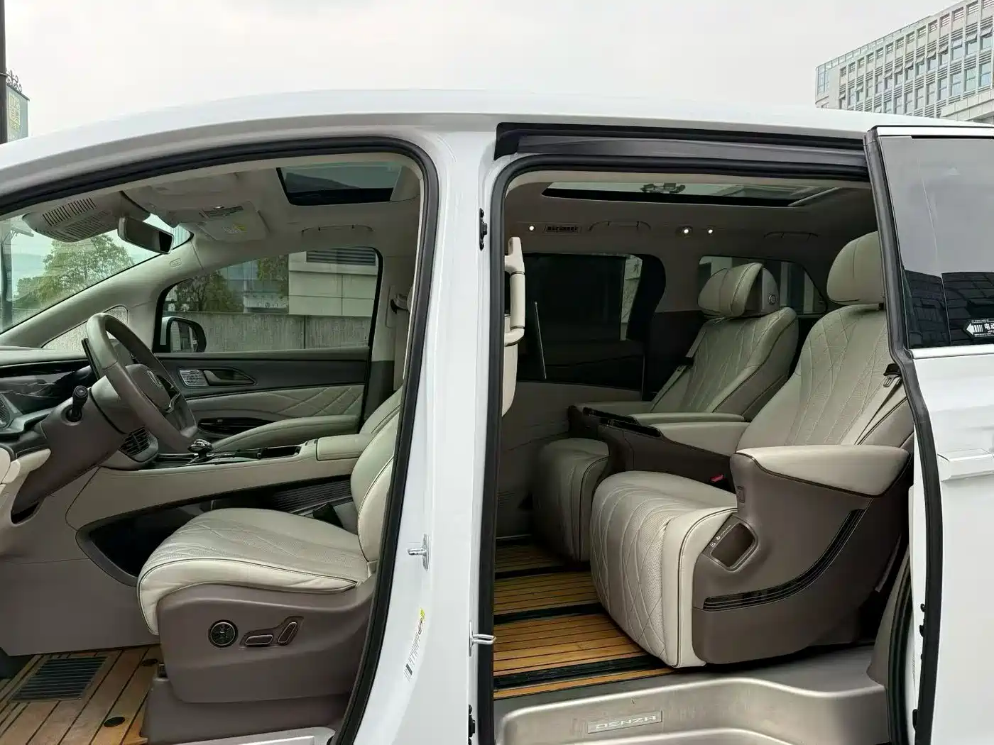 Denza D9 2022 DM-i 970 AWD Flagship фото 7