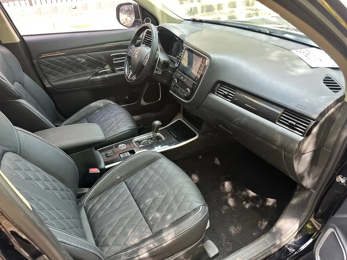 MITSUBISHI OUTLANDER