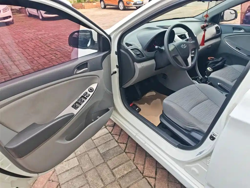 Hyundai Verna 2014 1.4L Manual Smart GLS фото 16