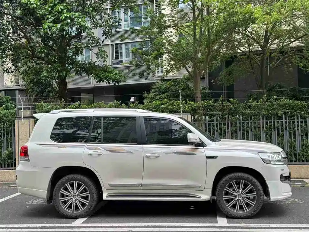 Toyota Land Cruiser (Import) 2015 4.0L V6 Middle East Low Configuration Edition фото 4