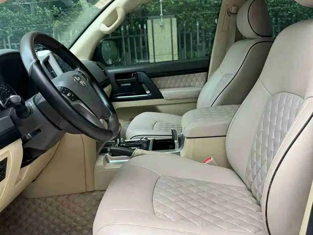 Toyota Land Cruiser (Import) 2015 4.0L V6 Middle East Low Configuration Edition фото 9