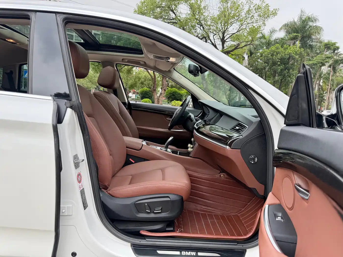 BMW 5 Series GT 2015 528i Leading фото 16