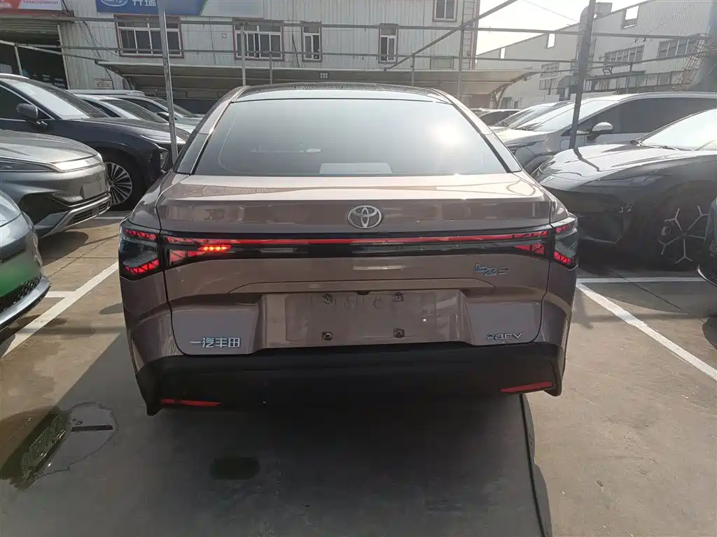 Toyota bZ3 2023 616km Long Range Premium фото 4