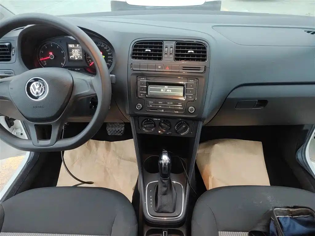 Volkswagen Polo 2016 1.4L Automatic Trend фото 9
