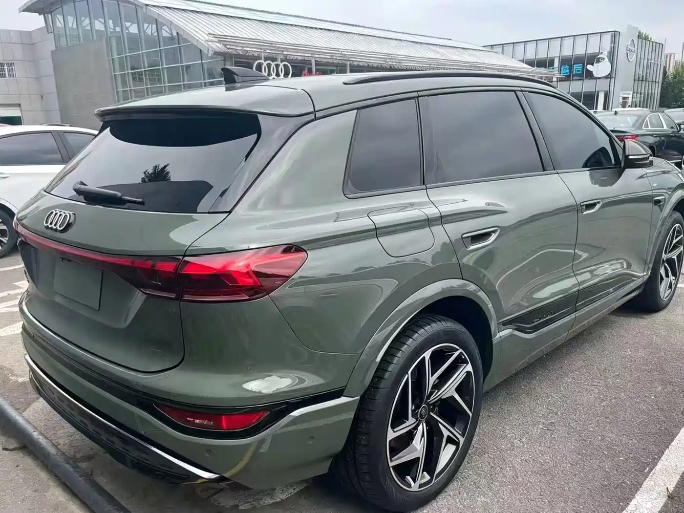 Photo 2 - Audi Q6L e-tron