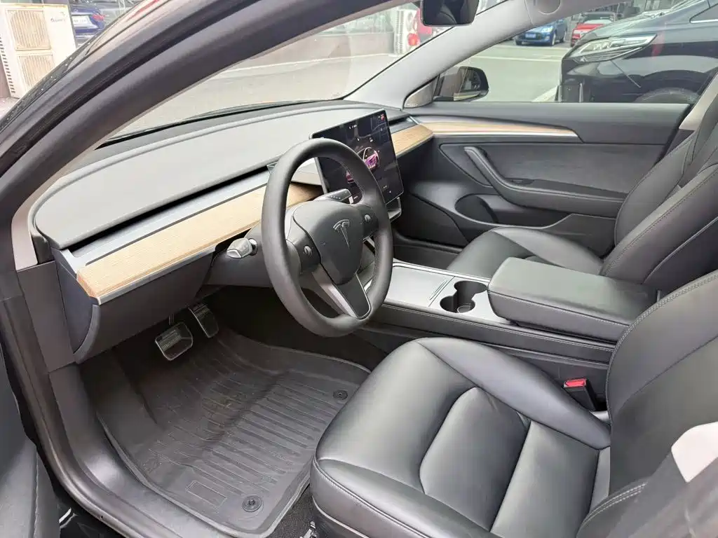 Фото 13 - Tesla Model 3