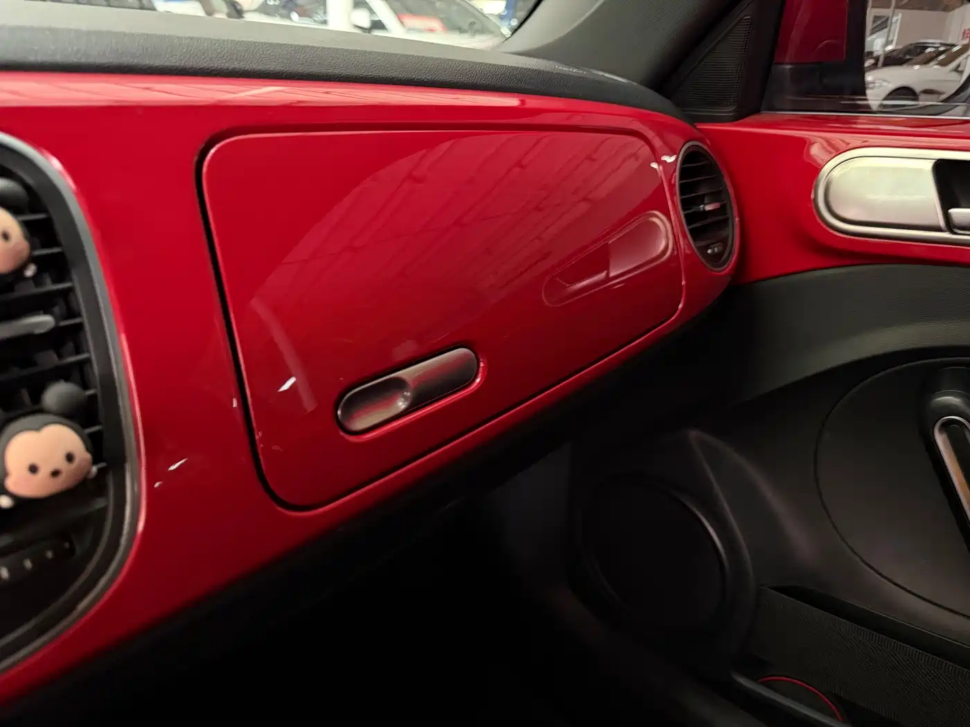 Volkswagen Beetle 2018 180TSI Trend Joy Edition фото 14