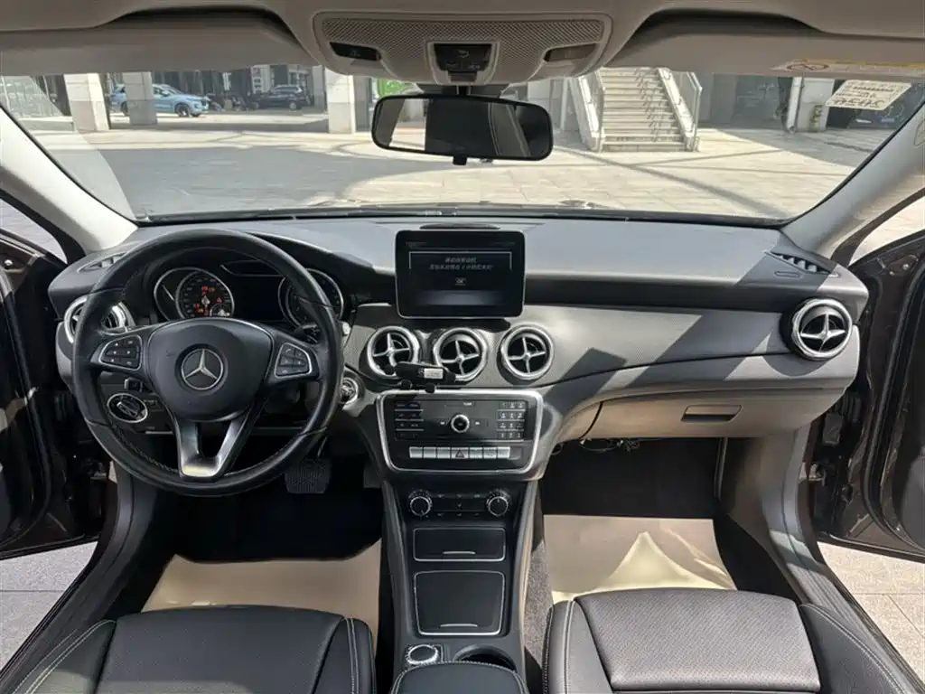 Mercedes-Benz GLA 2018 GLA 200 Dynamic фото 14