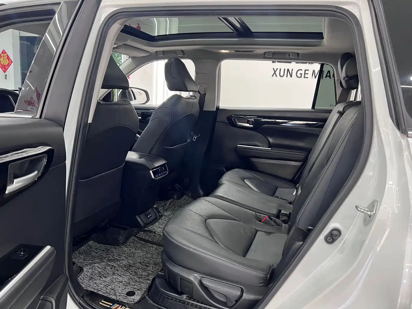 Toyota Highlander 2022 Model Dual Engine 2.5L 4WD Premium Edition 7-Seater фото 10