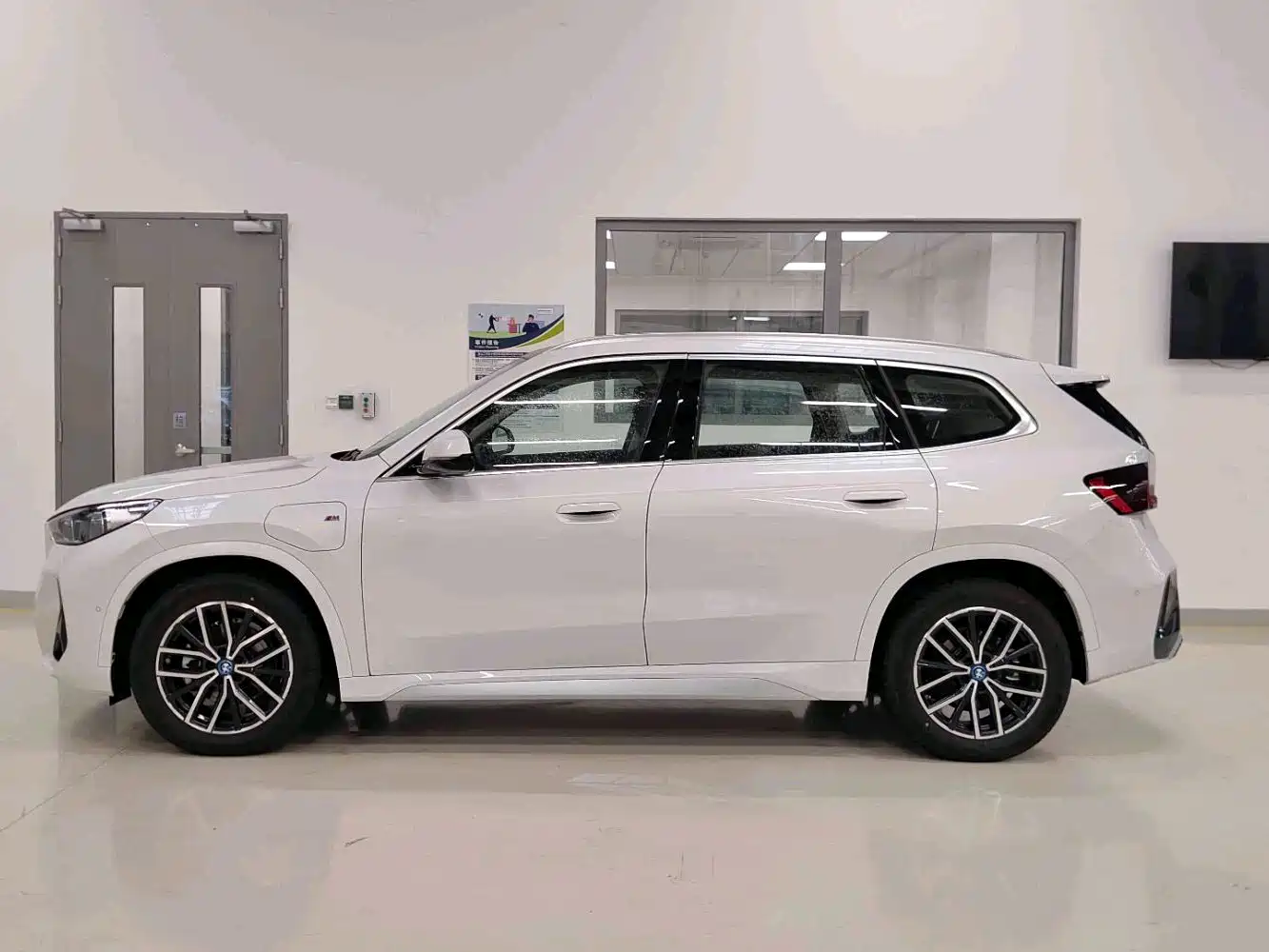 BMW iX1 2023 eDrive25L M Sport Package фото 14