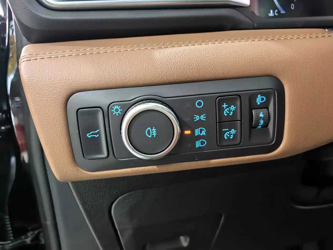 Photo 14 - Ford Explorer