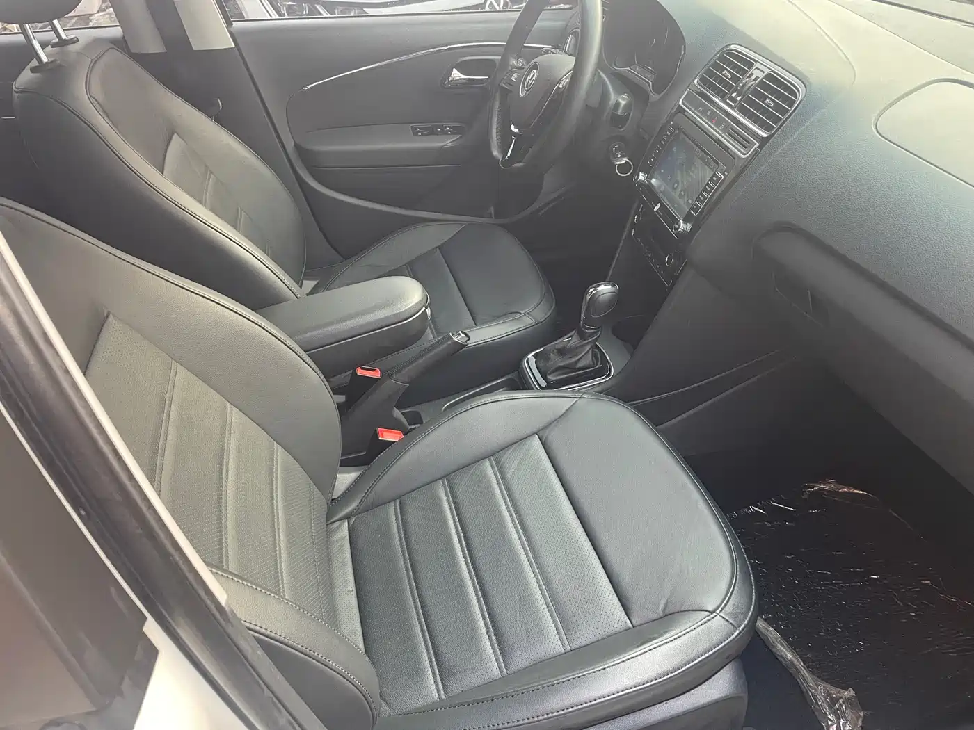 Volkswagen Polo 2014 1.4L Automatic Luxury Edition фото 4