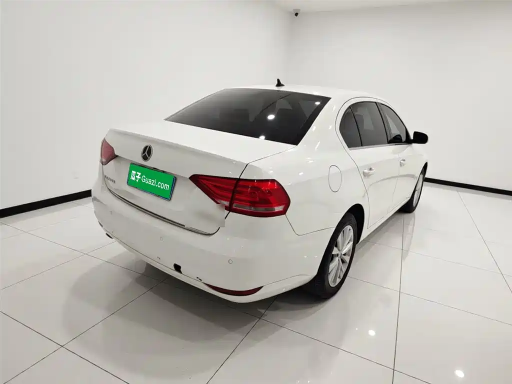 Volkswagen Lavida 2015 1.6L Automatic Comfort Edition фото 12