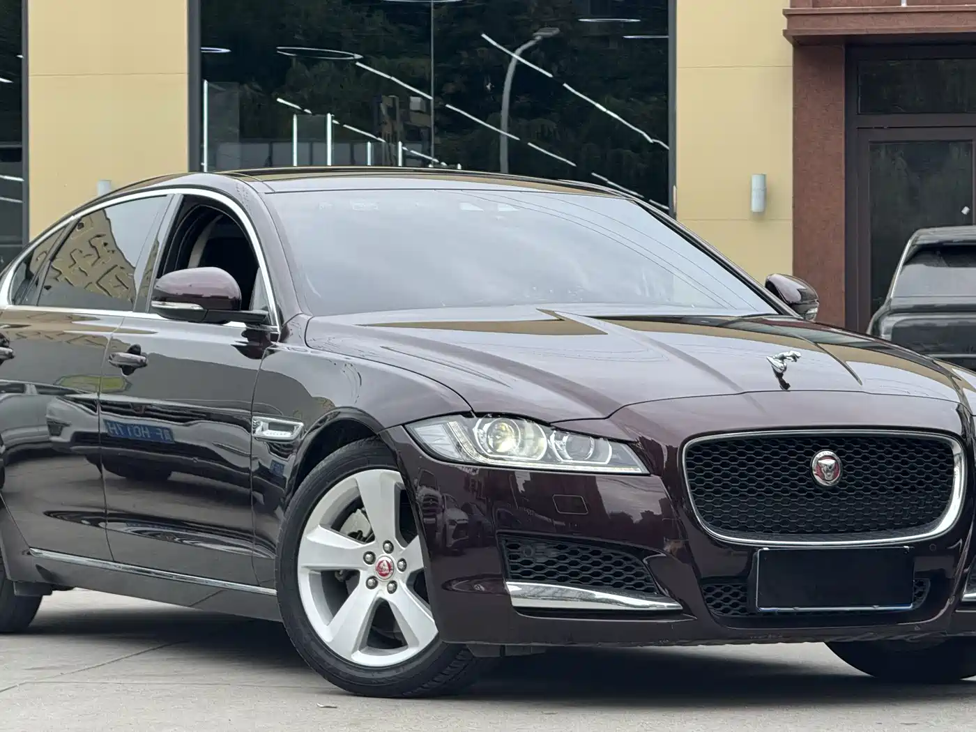 Photo 3 - Jaguar XFL