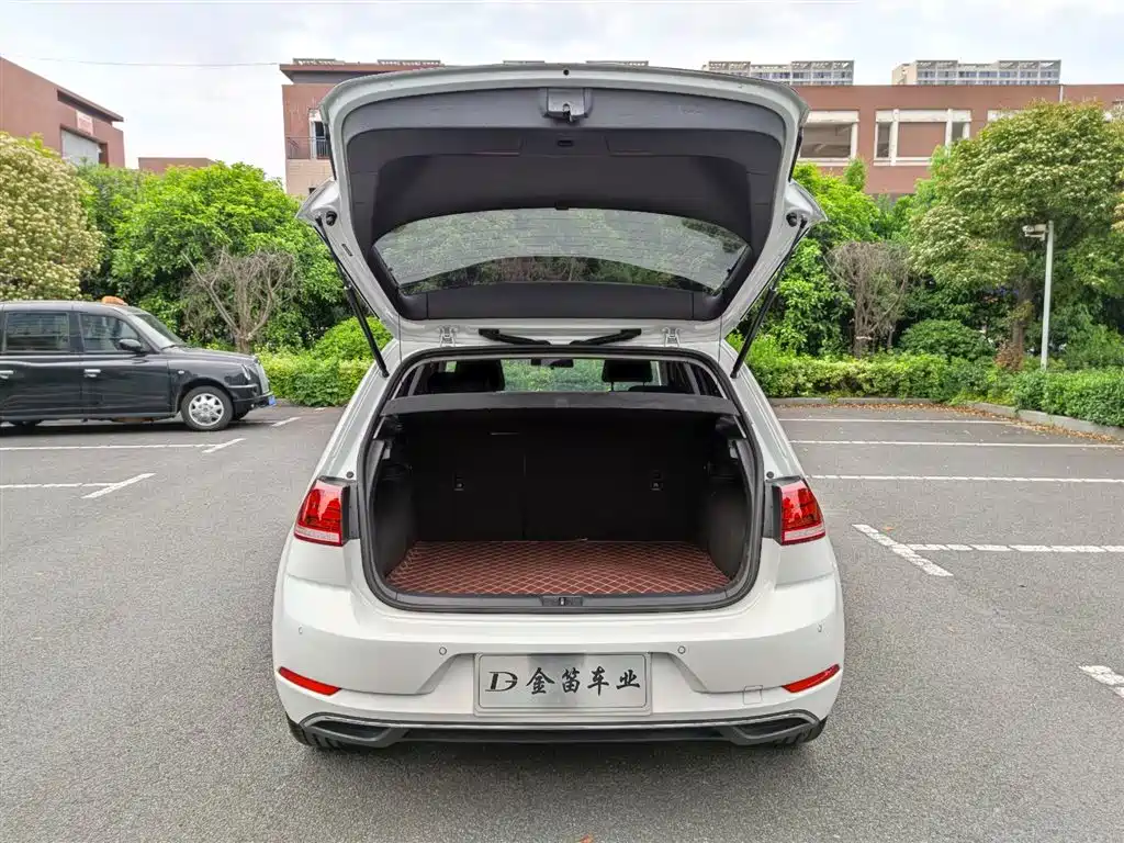 Volkswagen Golf 2020 Beloved Edition 280TSI DSG Comfort фото 14