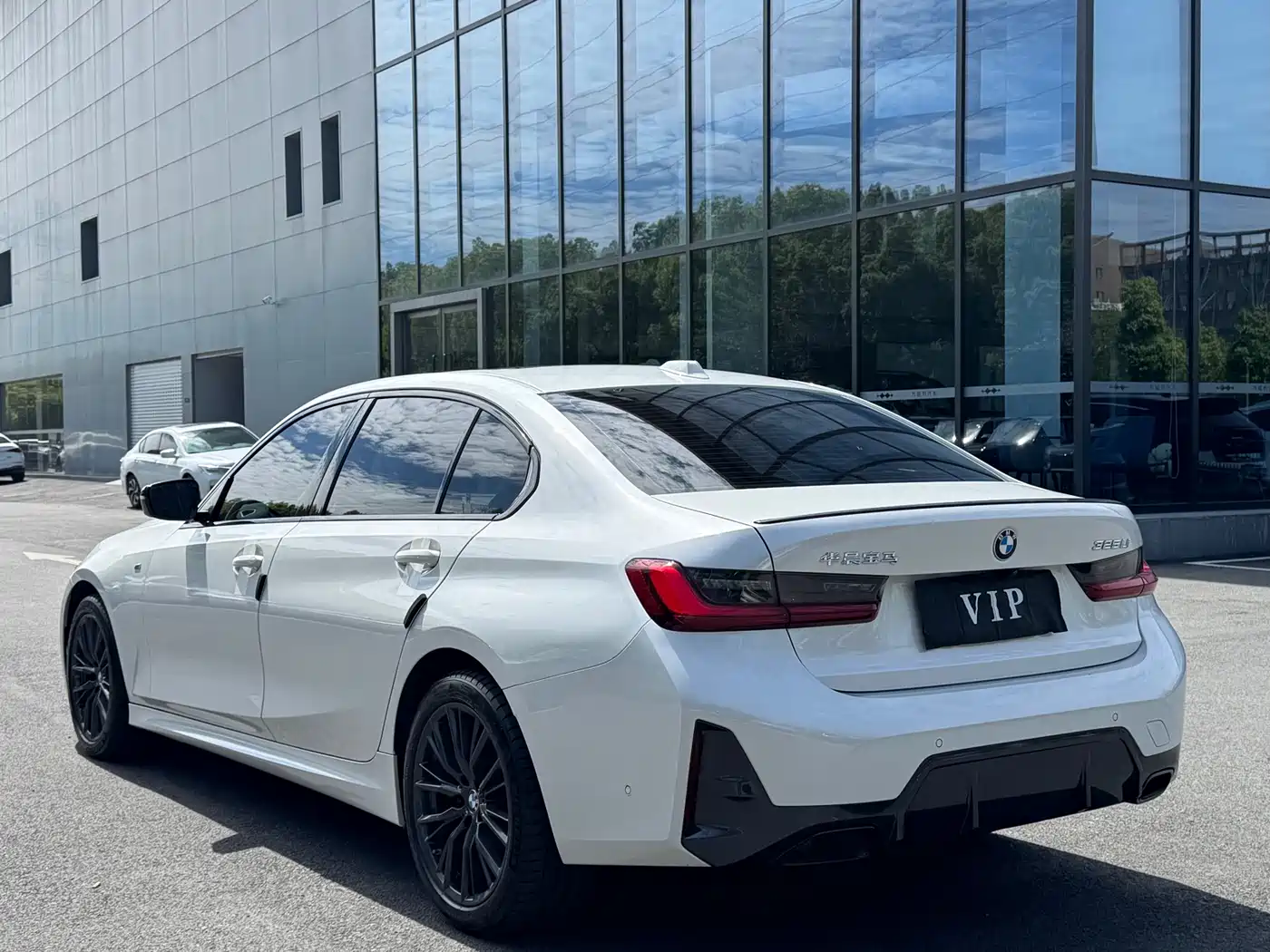 BMW 3 Series 2023 325Li M Sport Black Night Package фото 22
