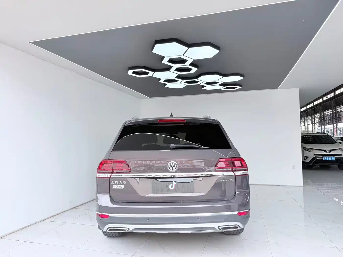 Volkswagen Teramont 2020 330TSI 2WD Luxury China VI фото 8