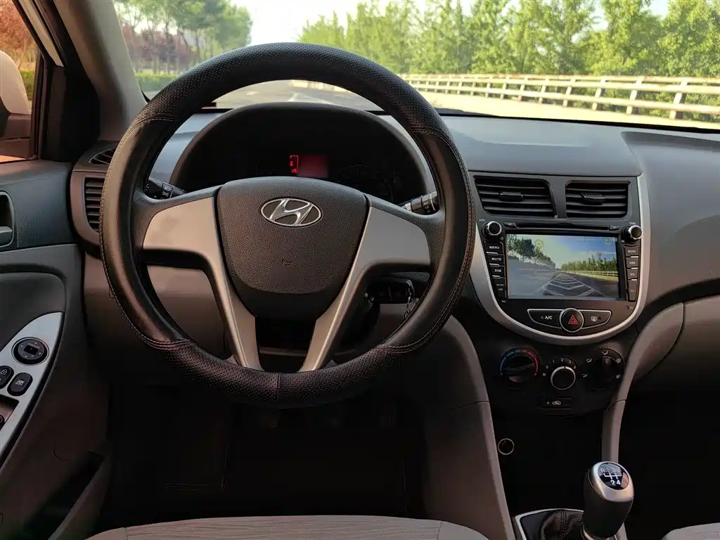 Hyundai Verna 2016 1.4L Manual Smart GLS фото 19