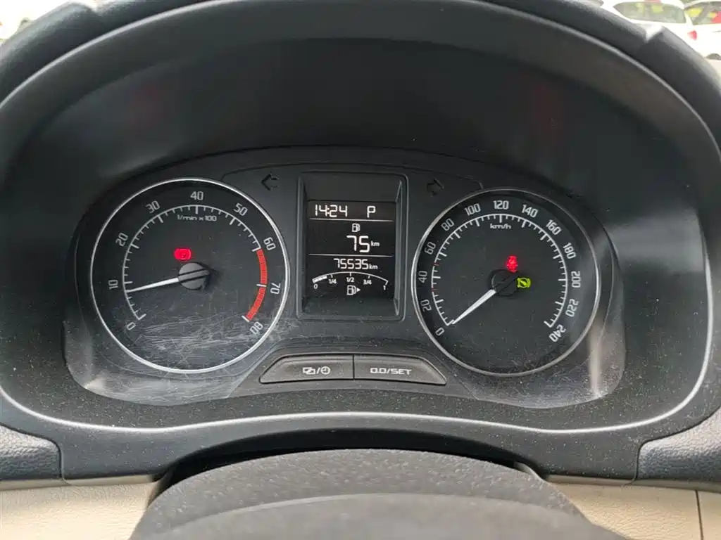 Škoda Fabia 2014 1.4L Automatic Crystal Spirit Edition фото 12