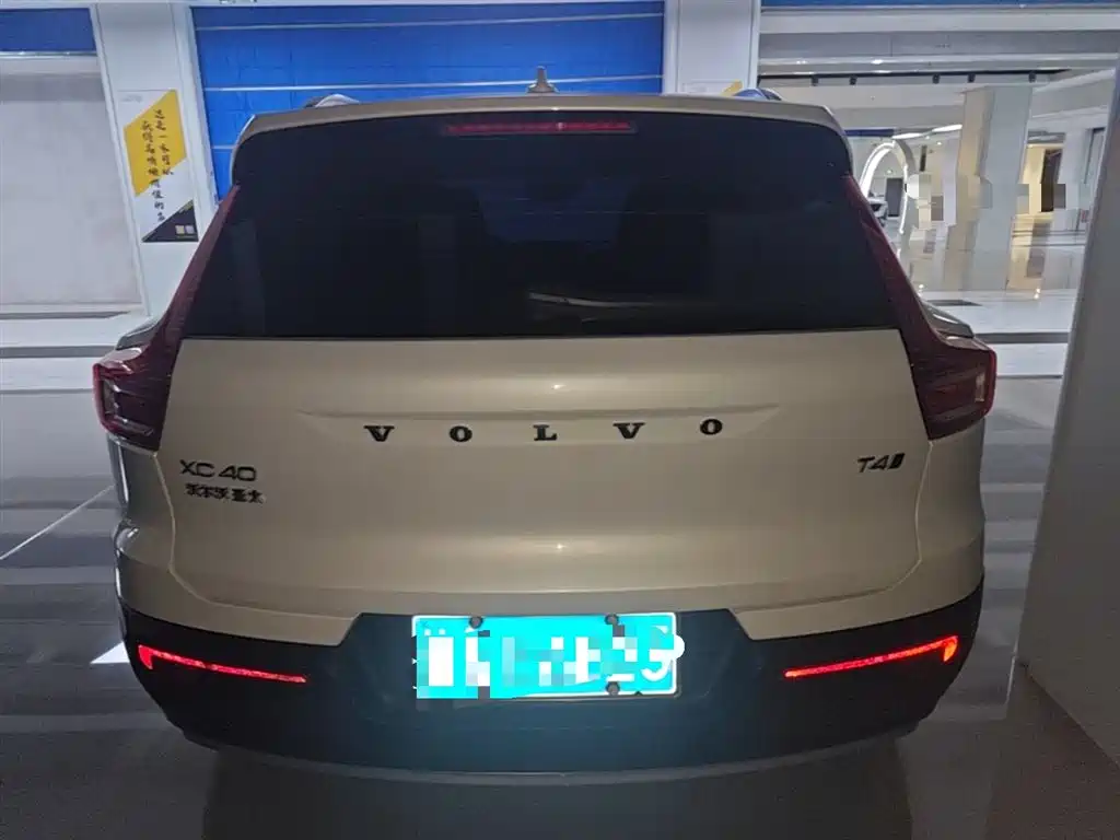 VOLVO XC40
