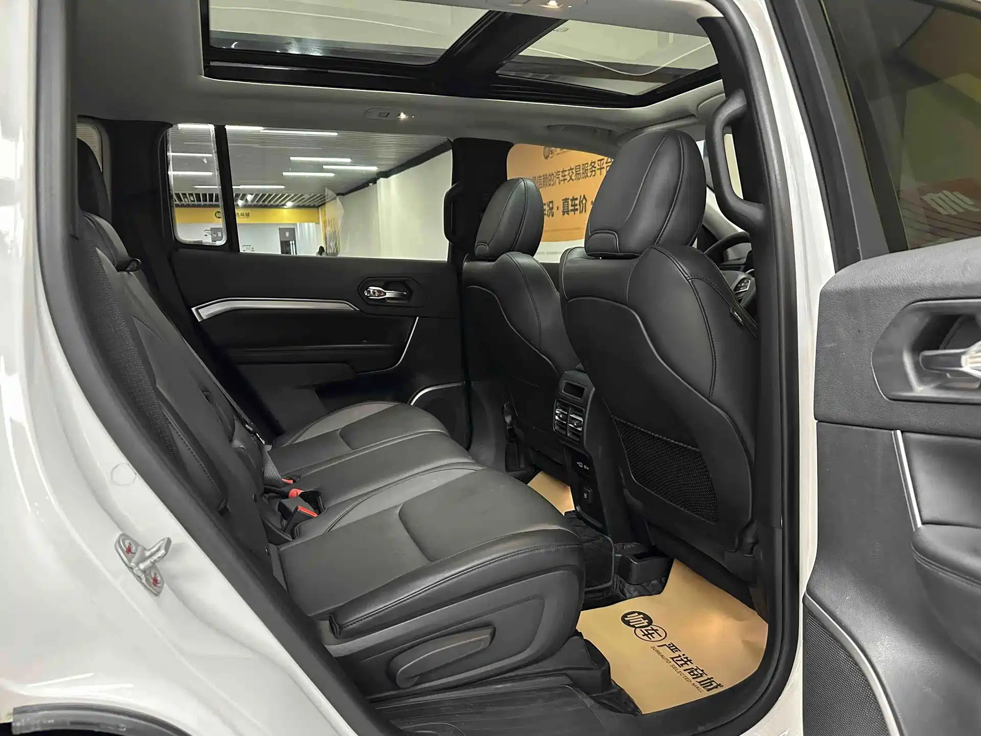 Фото 12 - Jeep Grand Commander