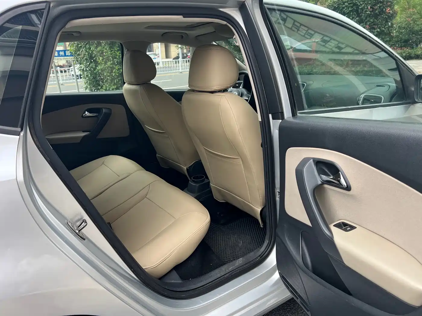 Volkswagen Polo 2011 1.4L Automatic Cool Edition фото 13