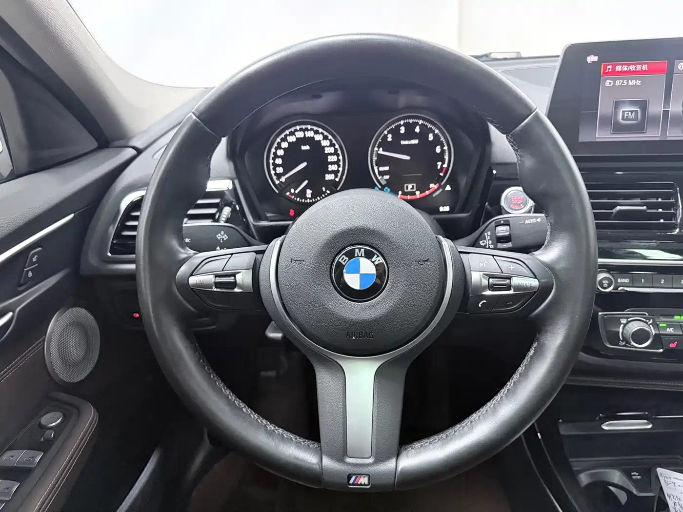 BMW 1 Series 2021 120i M Sport Shadow Edition фото 14