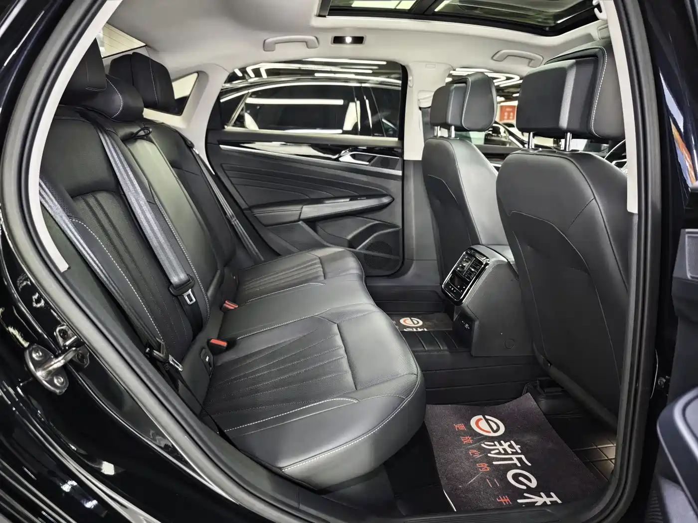 Volkswagen Passat 2025 Outstanding 380TSI Starlight Dragon Soaring Edition фото 11