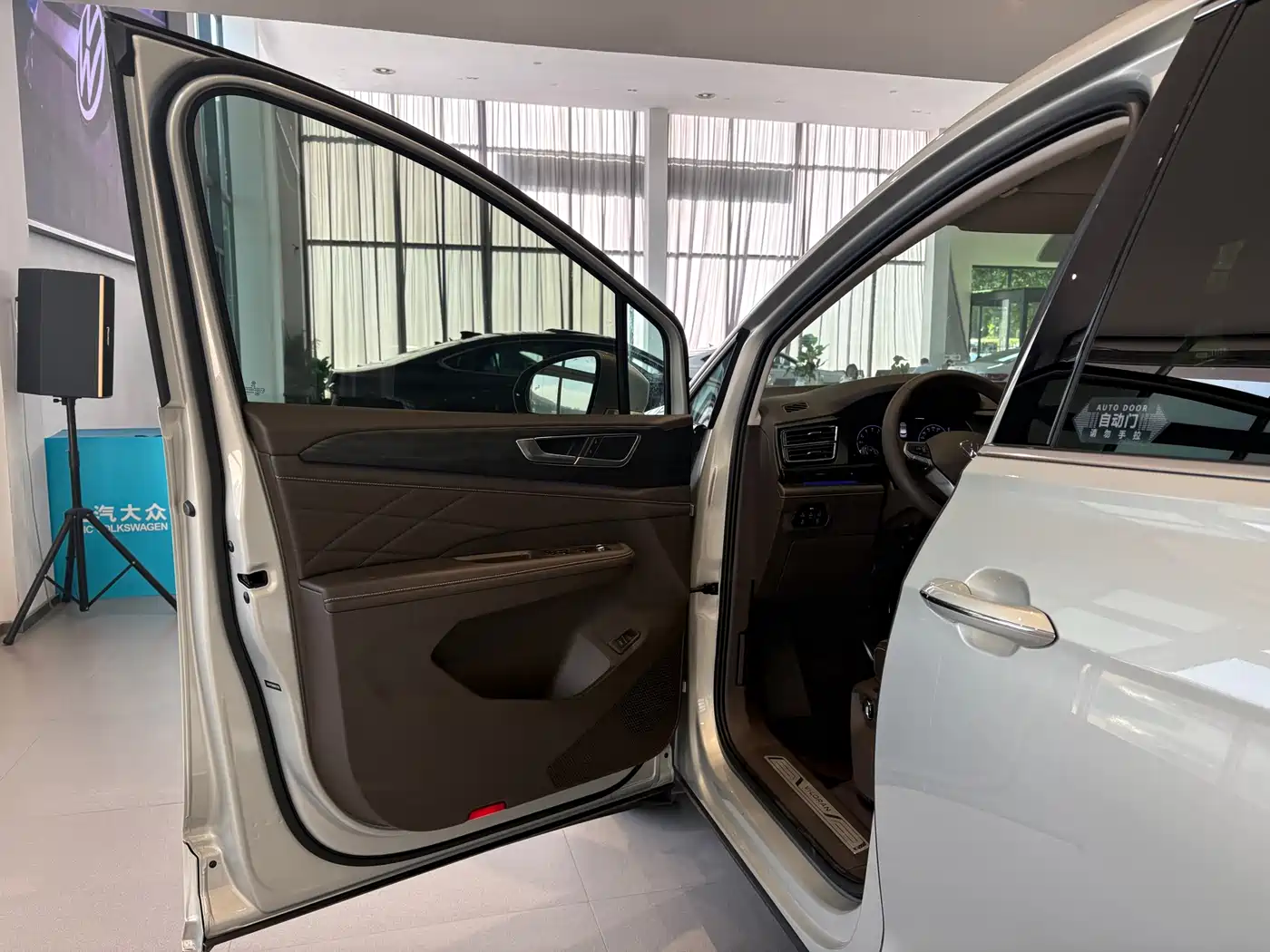 Volkswagen Viloran 2024 380TSI Executive Edition фото 6