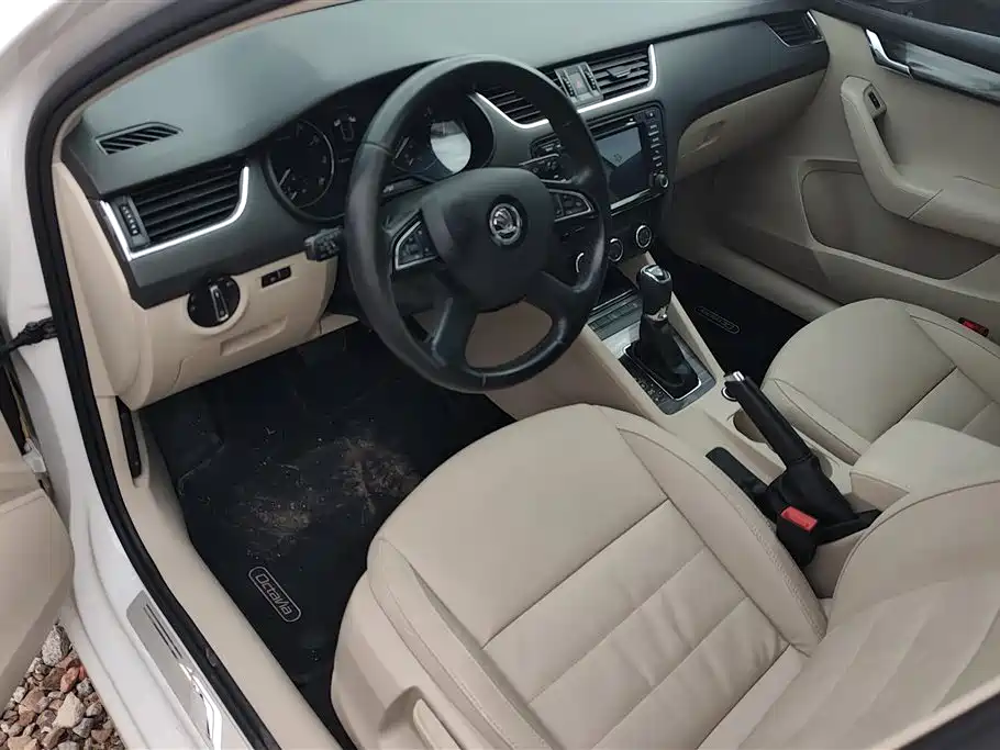 Škoda Octavia 2016 1.6L Automatic Smart Edition фото 12