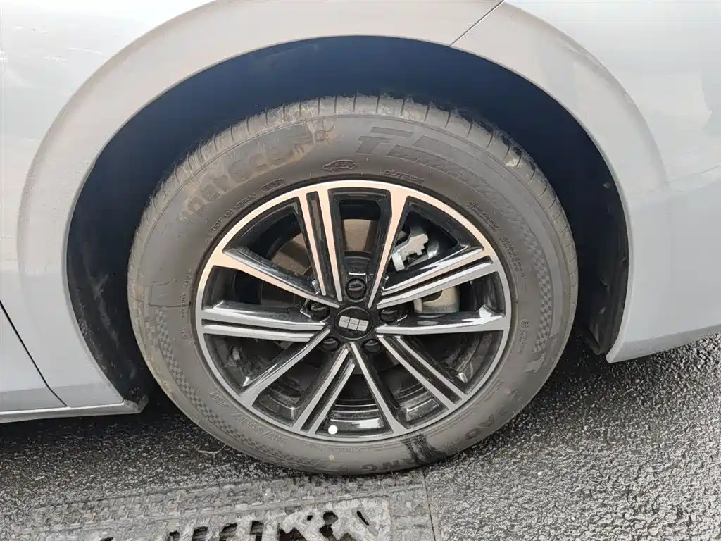 Geely Galaxy Galaxy A7 2025 EM-i 70km Luxury Edition фото 26
