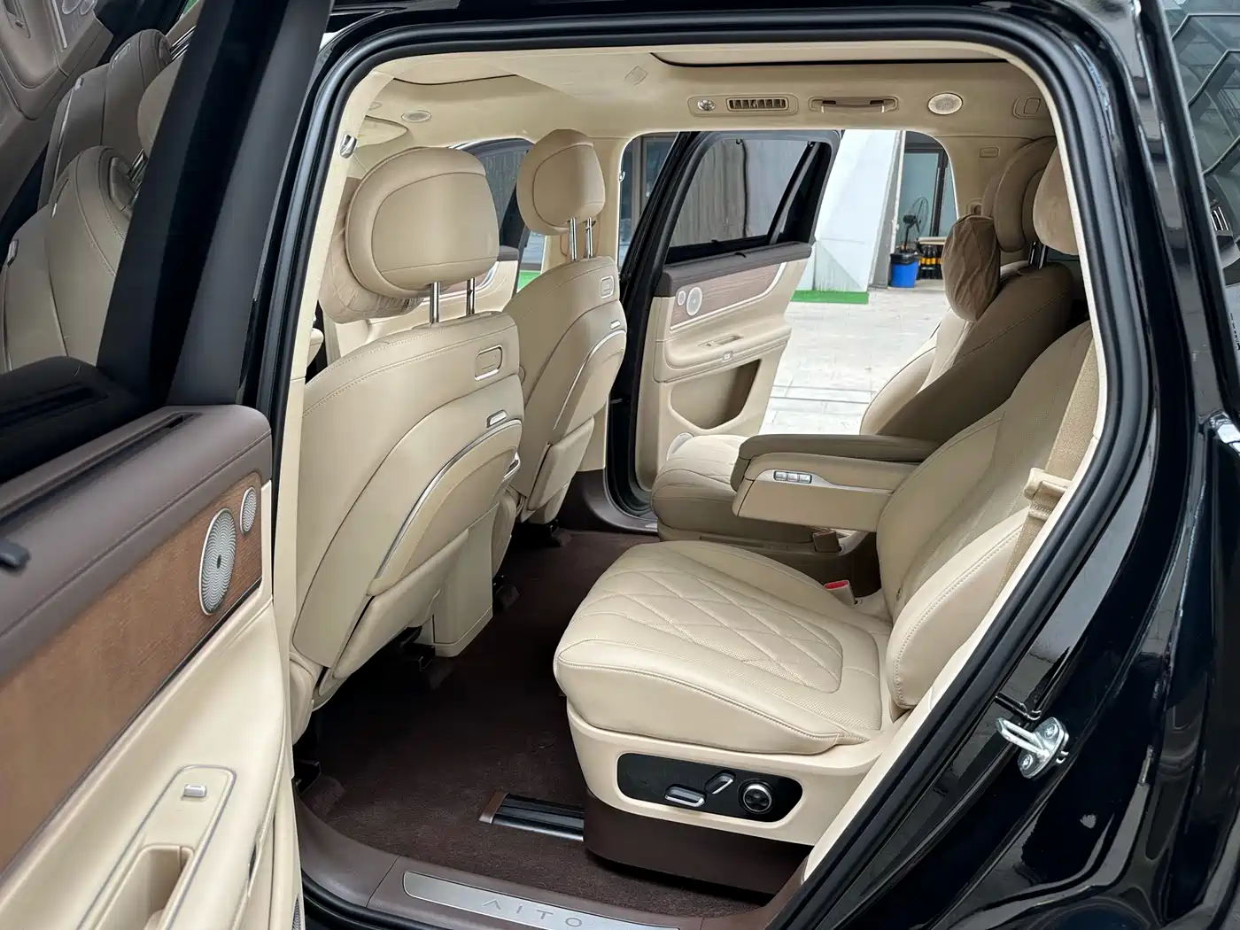 AITO Wenjie AITO M9 2024 Range Extender Max Edition 42kWh 6-seater фото 9