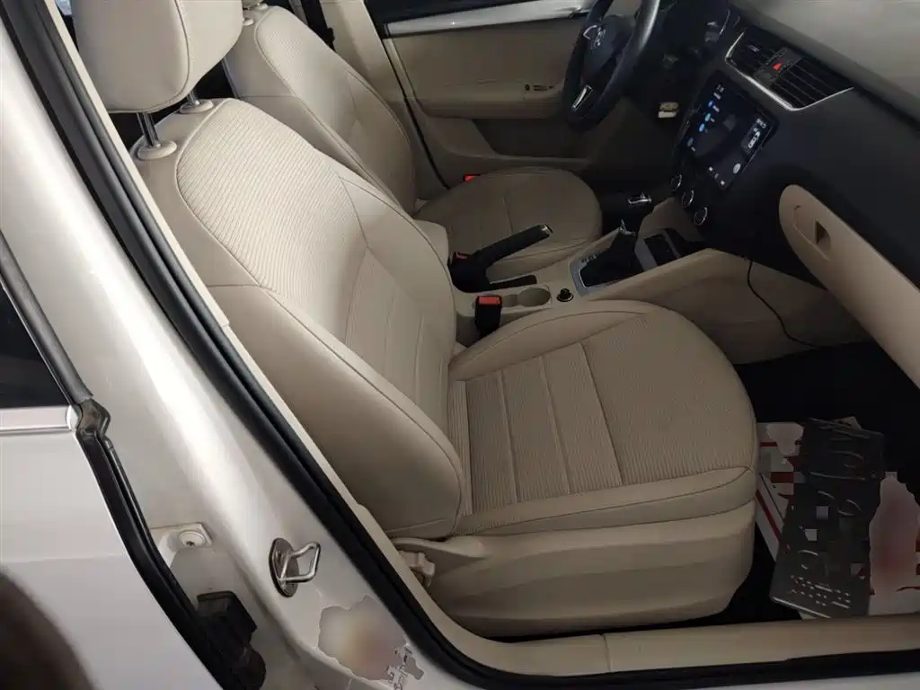 Škoda Octavia 2017 1.6L Automatic Pioneer Edition фото 24