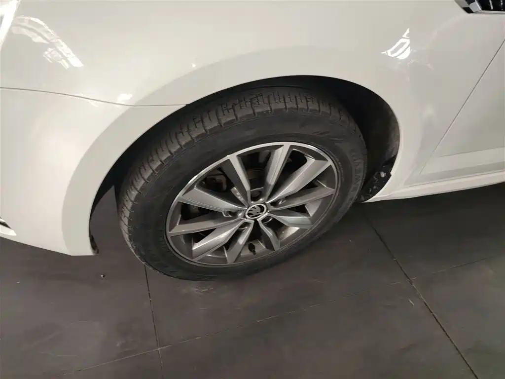 Škoda Octavia 2017 1.6L Automatic Pioneer Edition фото 22