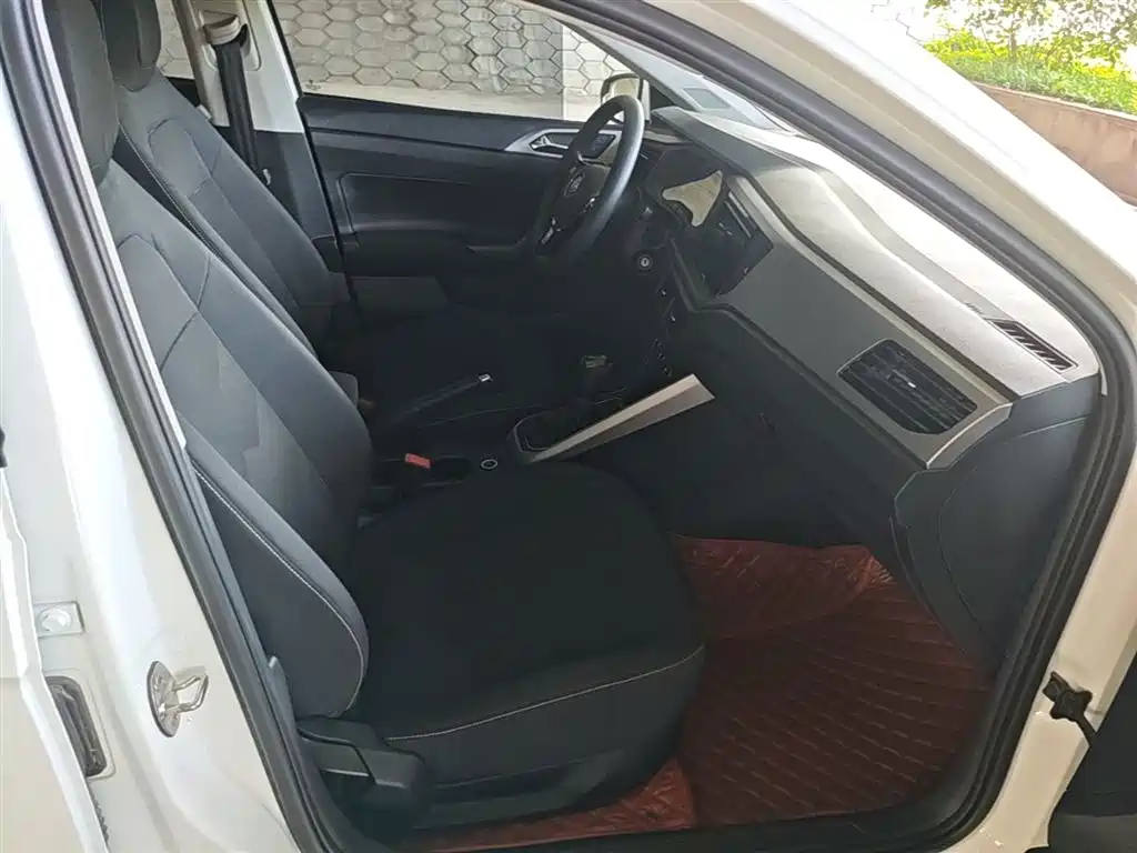 Volkswagen Polo 2019 Plus 1.5L Automatic Panorama Enjoyment Edition фото 25