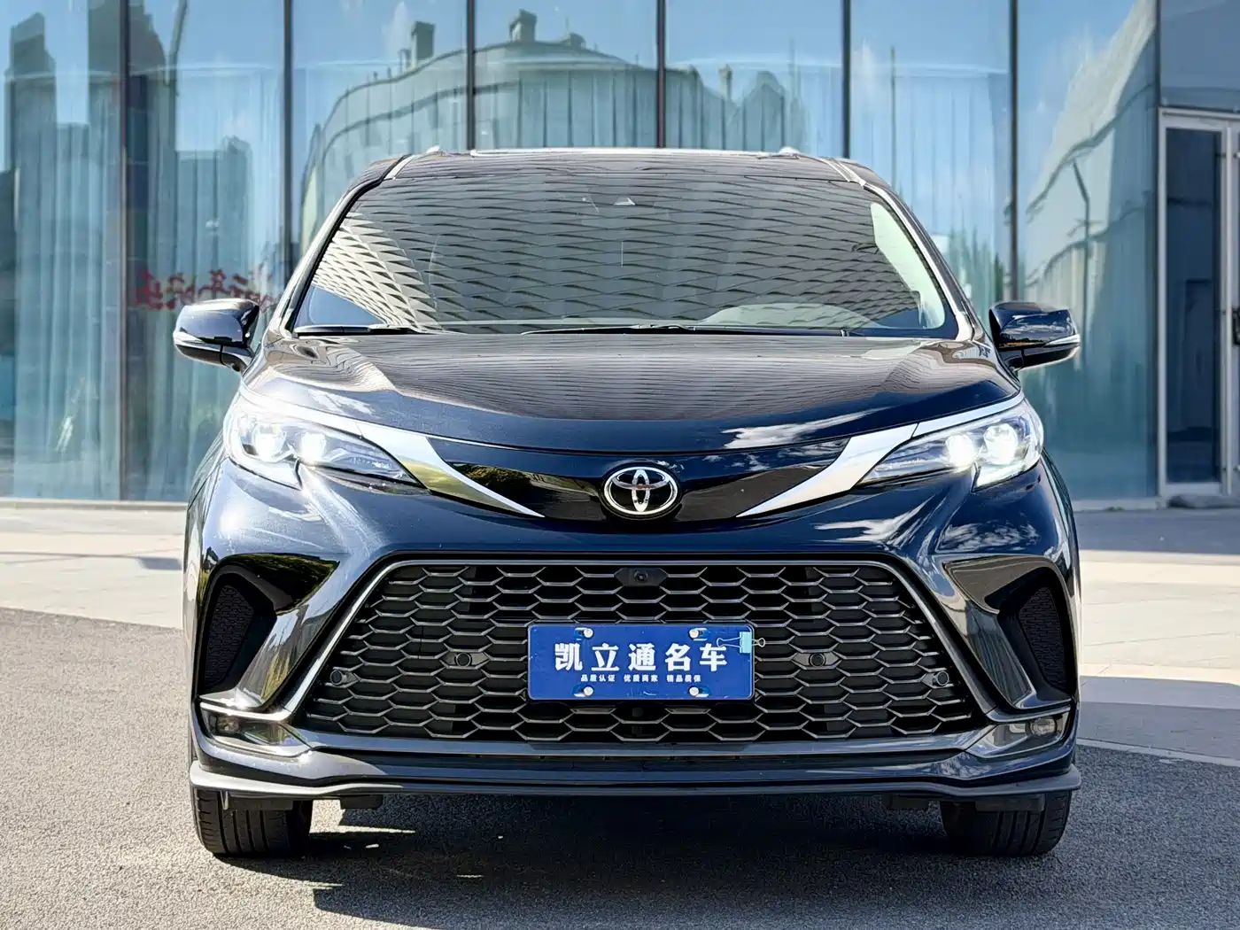 Toyota Granvia 2024 2.5L Hybrid Luxury фото 4
