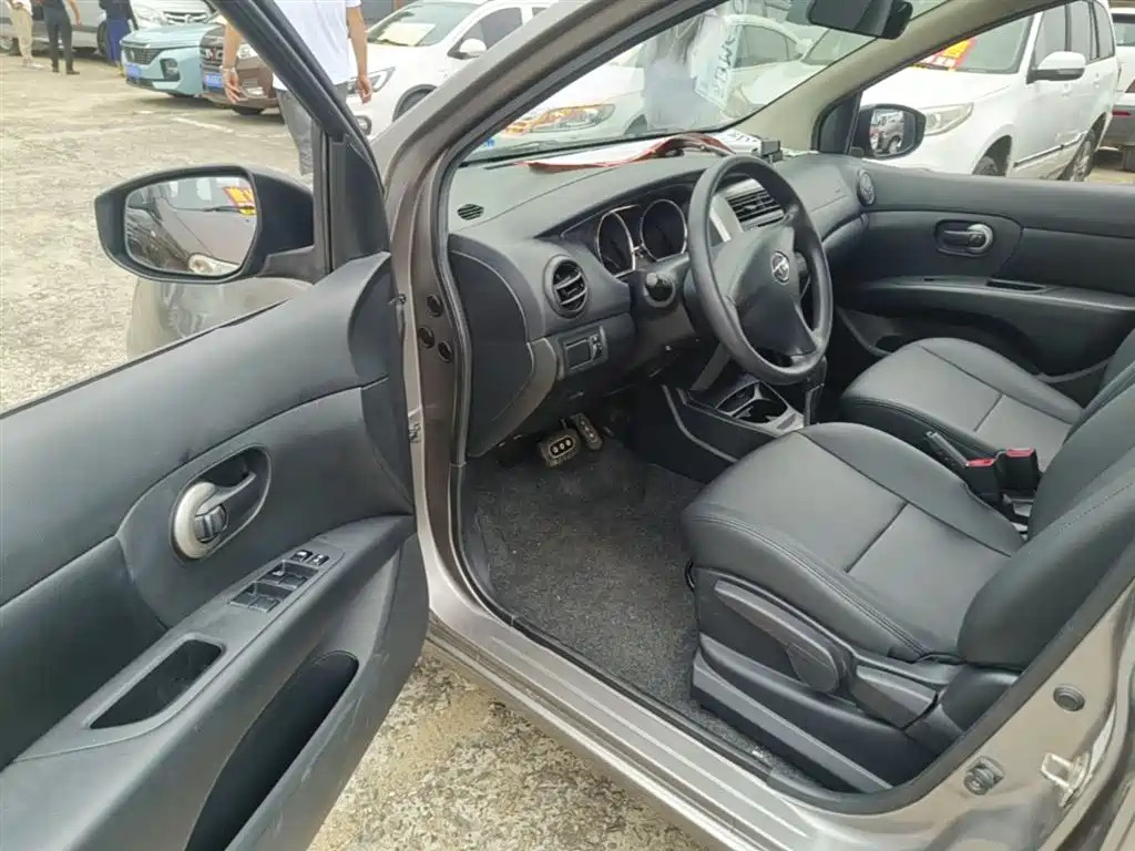 Nissan Livina 2015 2013 1.6XE CVT Comfort
