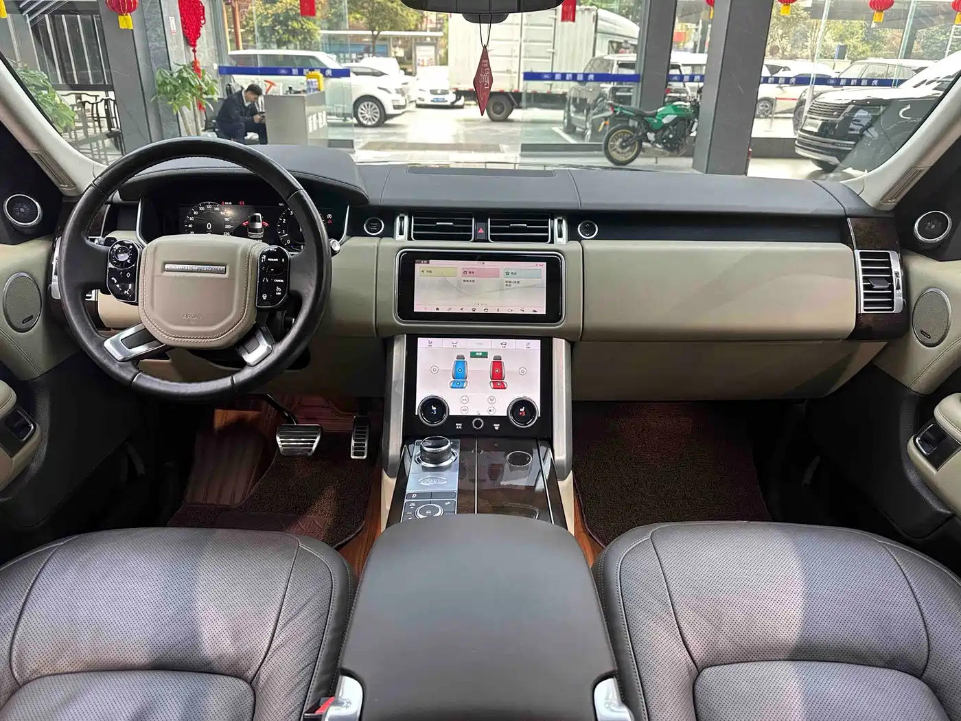 Land Rover Range Rover 2020 3.0 L6 Heritage Extended Edition фото 6