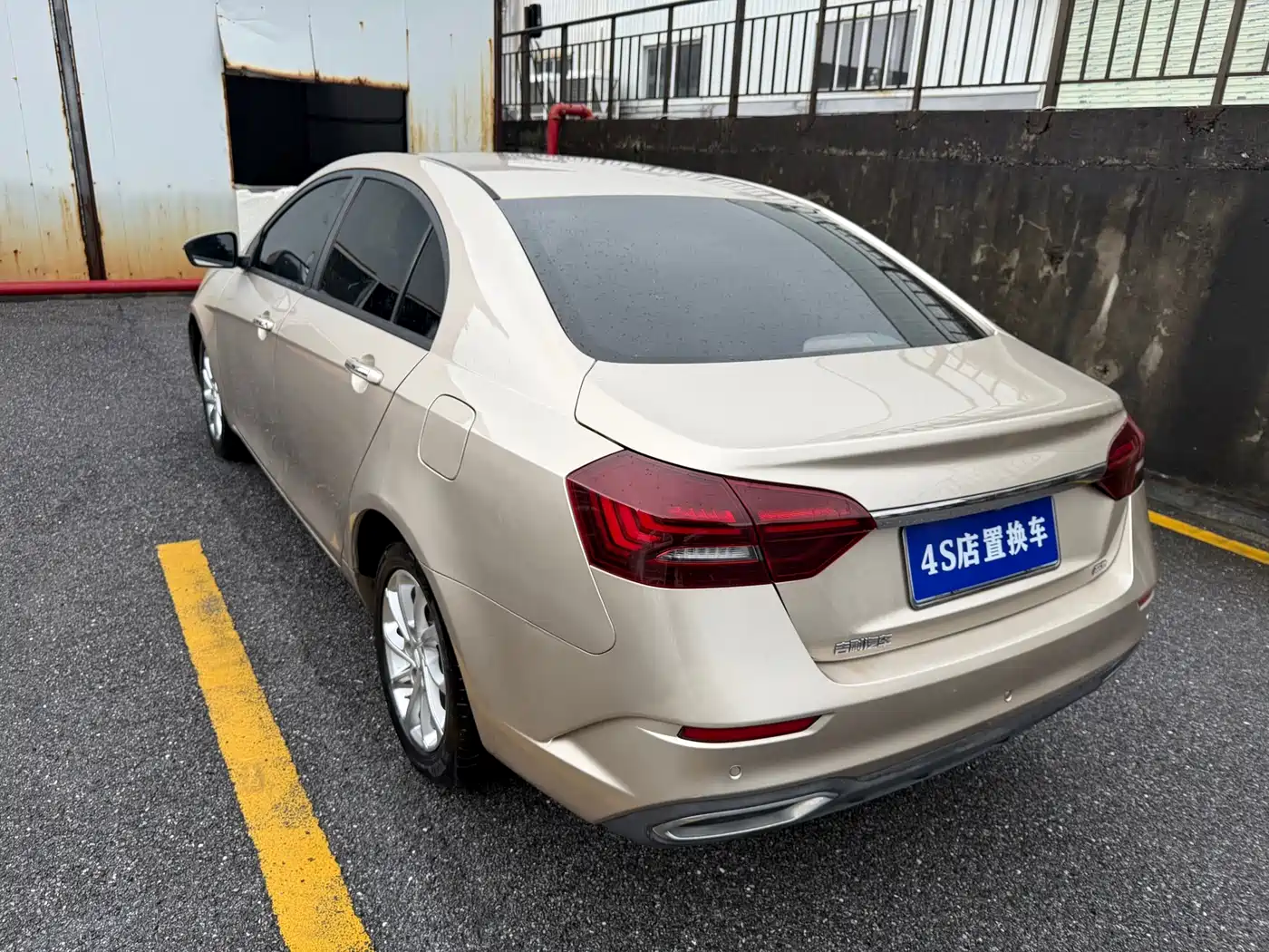 Фото 4 - Geely Emgrand