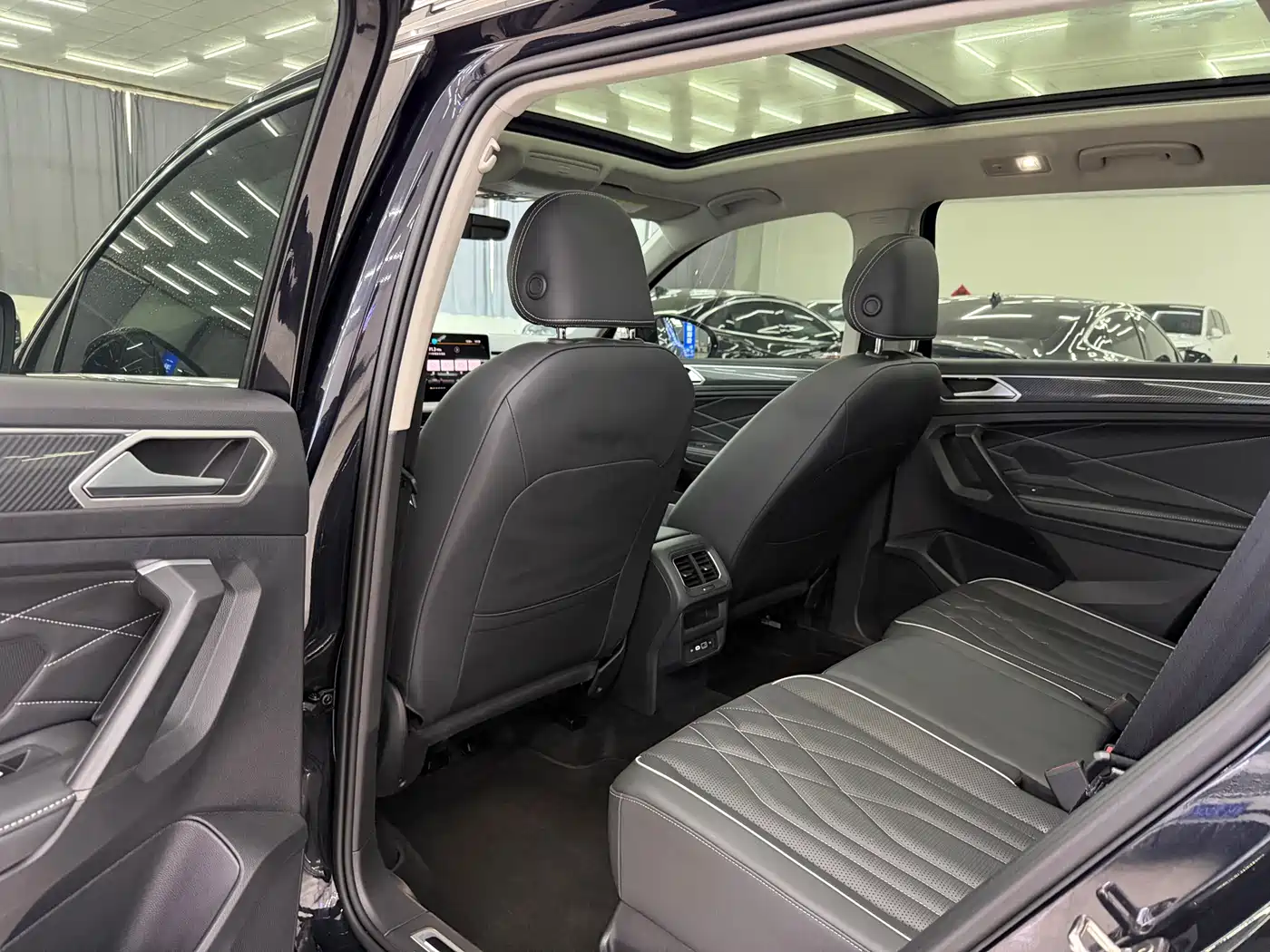 Volkswagen Tiguan L 2024 330TSI Automatic 2WD R-Line Premium Enjoyment Edition фото 6