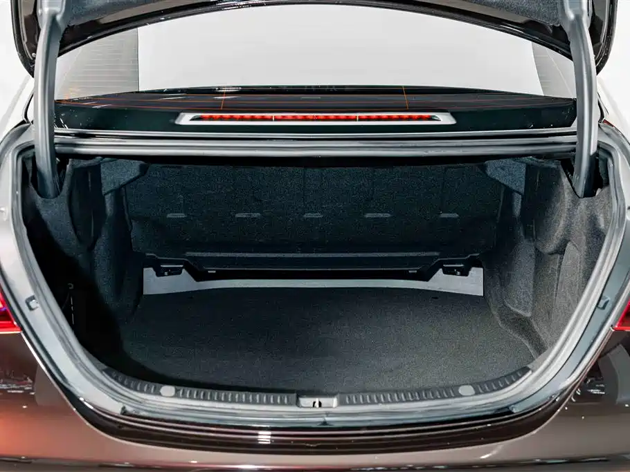 صورة 24 - Mercedes-Benz E-Class