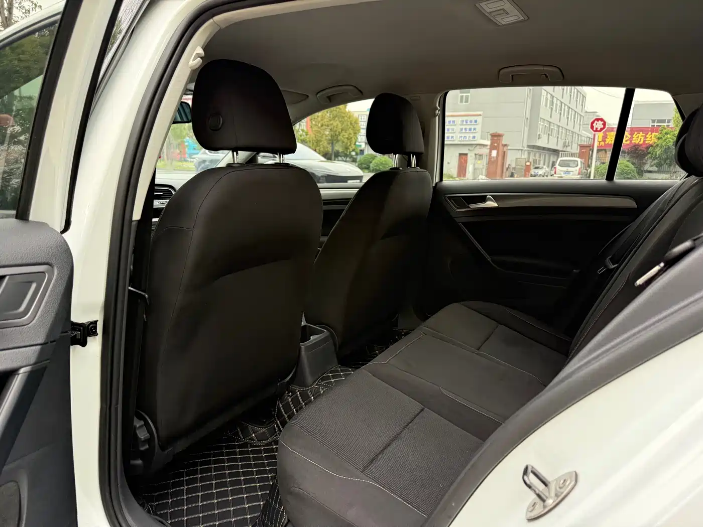 Volkswagen Golf 2014 1.6L Automatic Fashion Edition фото 9