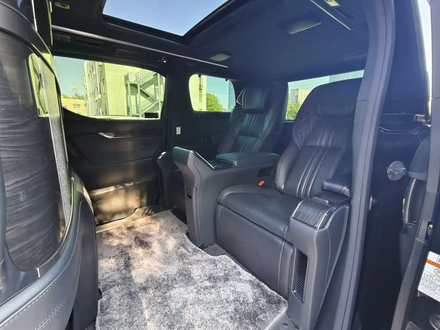 Lexus LM 2020 300h 4-Seat Imperial Edition фото 19