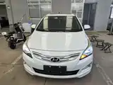 Photo 3 - Hyundai Reina