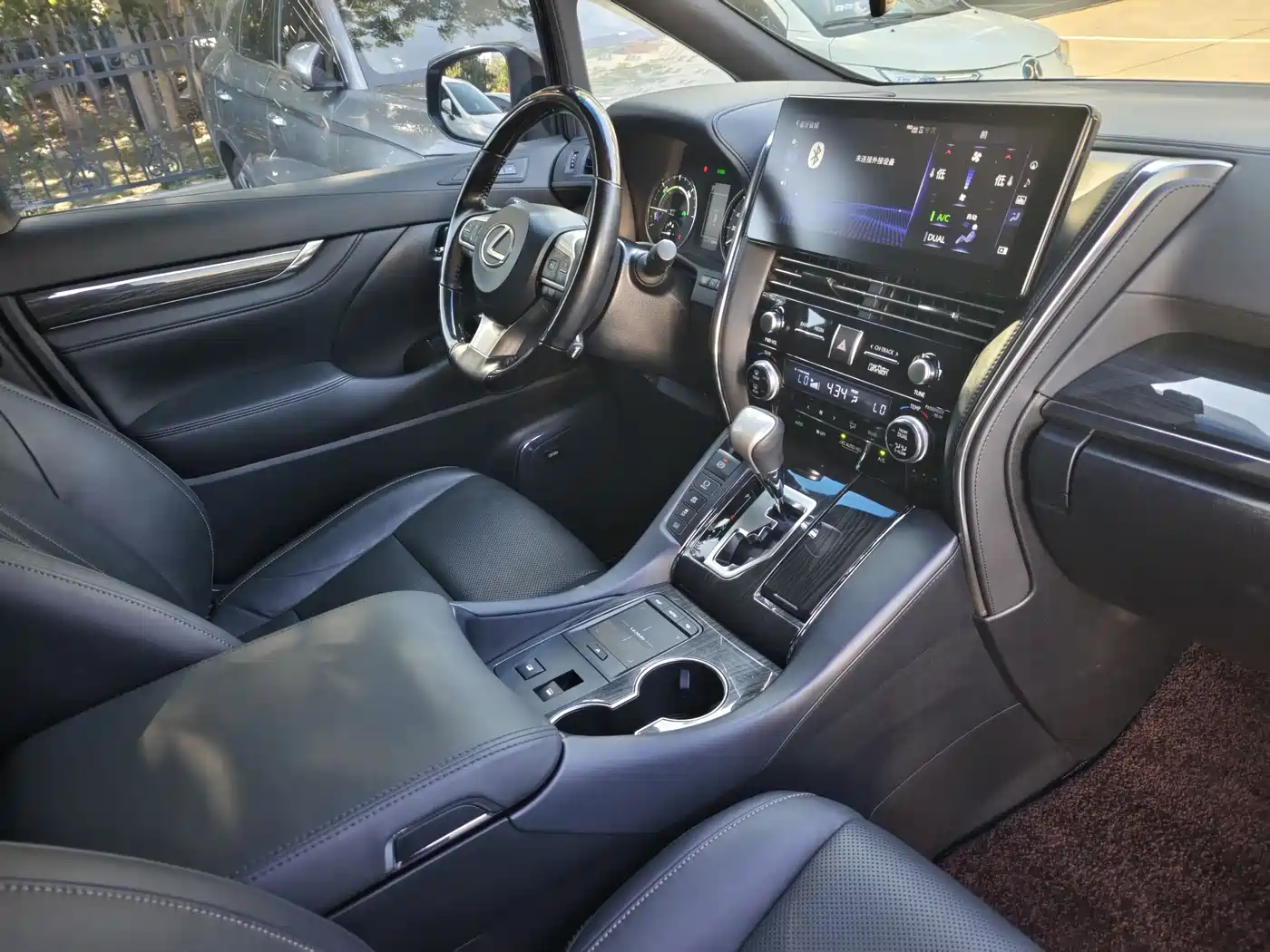 Lexus LM 2020 300h 4-Seat Imperial Edition фото 20