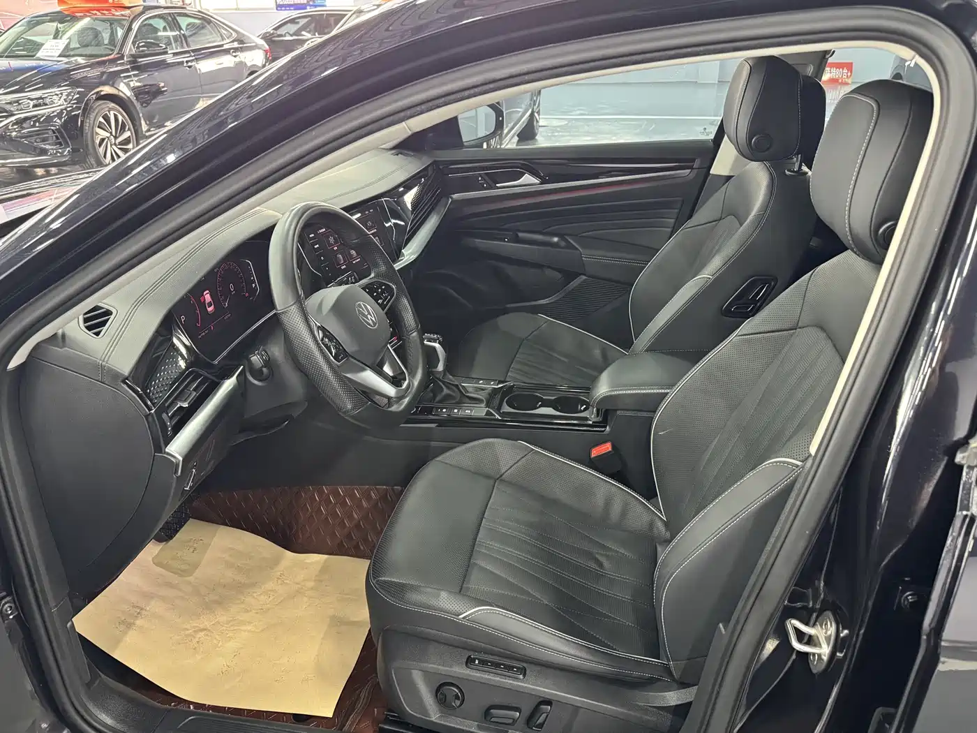 Volkswagen Passat 2022 330TSI Starlight Luxury Edition фото 4